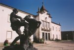 Monumento ao Homem da Serra junto à Câmara Municipal de Vieira do Minho - foto de J. B. César, Fevereiro de 2000