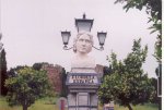 Estátua de Florbela Espanca, Vila Viçosa - foto de Ana Ferreira, 2003