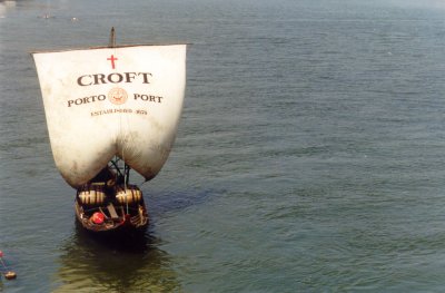 Barco rebelo no Douro, Ribeira, Porto - foto de J. B. César, 1991